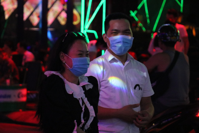 Karaoke, quán bar tại TP. Hồ Chí Minh mở lại: Náo nhiệt nhưng không lơ là phòng dịch - Ảnh 2.