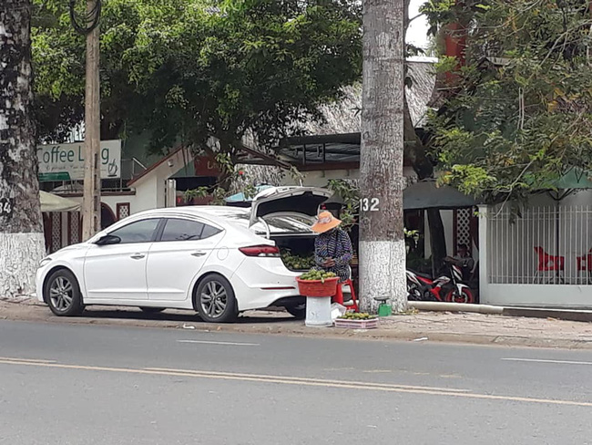 B&agrave; chủ h&agrave;ng tr&aacute;i c&acirc;y dạo cực gắt, l&aacute;i &ocirc; t&ocirc; nhưng b&igrave;nh thản mở cốp xe b&agrave;y h&agrave;ng tr&ecirc;n vỉa h&egrave; ngồi b&aacute;n - Ảnh 2.