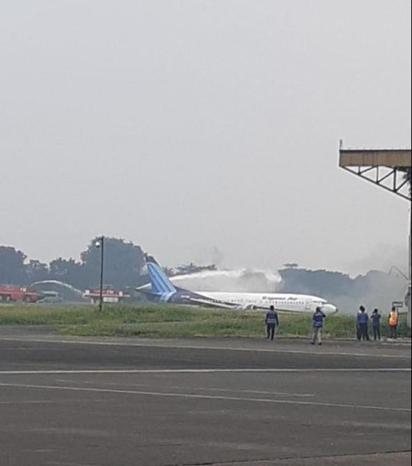 Indonesia: Máy bay trượt khỏi đường băng, lao ầm ầm xuống đồng cỏ - Ảnh 3.