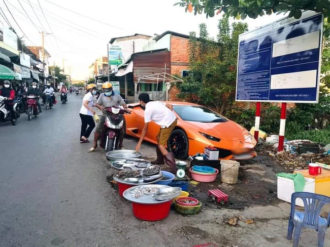 B&agrave; chủ h&agrave;ng tr&aacute;i c&acirc;y dạo cực gắt, l&aacute;i &ocirc; t&ocirc; nhưng b&igrave;nh thản mở cốp xe b&agrave;y h&agrave;ng tr&ecirc;n vỉa h&egrave; ngồi b&aacute;n - Ảnh 3.