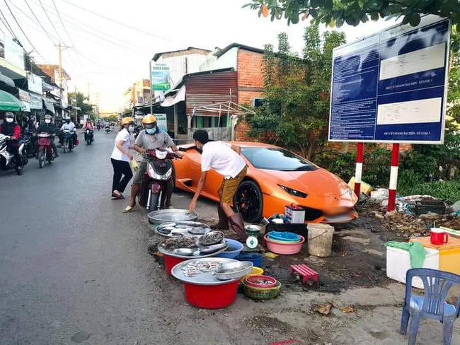 Bà chủ hàng trái cây dạo cực gắt, lái ô tô nhưng bình thản mở cốp xe bày hàng trên vỉa hè ngồi bán - Ảnh 3.