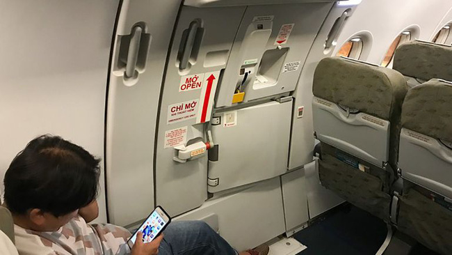 Cách phân biệt cửa thoát hiểm và cửa nhà vệ sinh trên máy bay không phải ai cũng biết để tránh bị phạt oan - Ảnh 3.