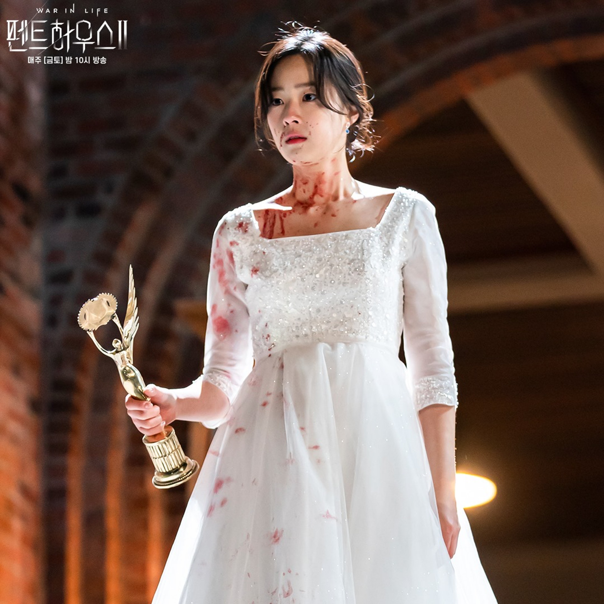 5 món đồ ảo diệu bậc nhất Penthouse: Cúp Cheong A xứng danh vũ khí tối tân, sợ nhất vẫn là thuốc tẩy não - Ảnh 5. 5 món đồ ảo diệu bậc nhất Penthouse: Cúp Cheong A xứng danh vũ khí tối tân, sợ nhất vẫn là thuốc tẩy não - Ảnh 5.