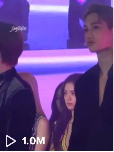 Bắt trọn khoảnh khắc Jennie lấp ló đứng nhìn Kai trên sân khấu, netizen thi nhau tiếc nuối cuộc tình cũ từng bị phản đối dữ dội - Ảnh 4.