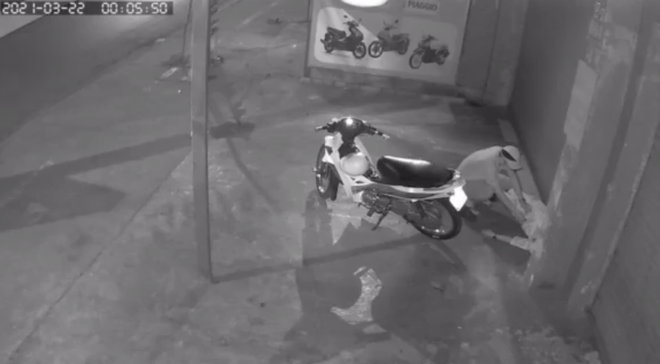 Clip: Kẻ gian trộm xe, ĐTDT của thanh niên nhậu say ngủ trước cửa nhà ở Sài Gòn - Ảnh 1.