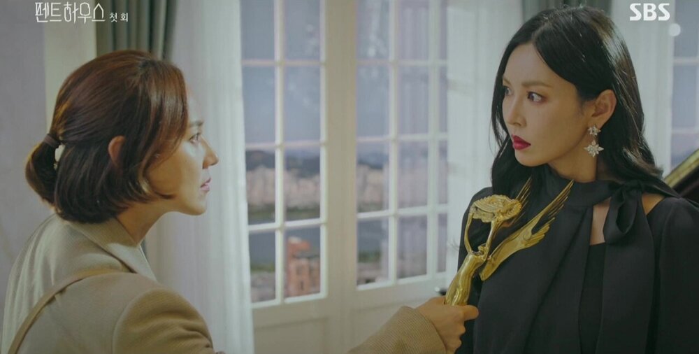 5 món đồ ảo diệu bậc nhất Penthouse: Cúp Cheong A xứng danh vũ khí tối tân, sợ nhất vẫn là thuốc tẩy não - Ảnh 4. 5 món đồ ảo diệu bậc nhất Penthouse: Cúp Cheong A xứng danh vũ khí tối tân, sợ nhất vẫn là thuốc tẩy não - Ảnh 4.