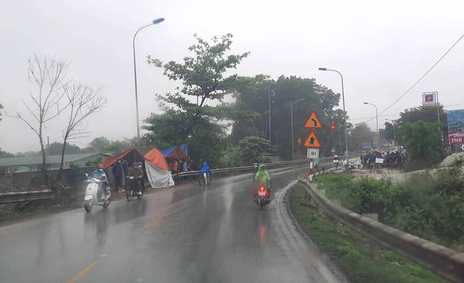 Người phụ nữ đi xe đạp chết bí ẩn trong đêm: Camera an ninh ghi lại tiếng phanh gấp của xe đầu kéo - Ảnh 4.