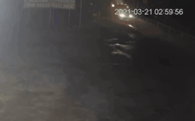 Người phụ nữ đi xe đạp chết bí ẩn trong đêm: Camera an ninh ghi lại tiếng phanh gấp của xe đầu kéo - Ảnh 1.