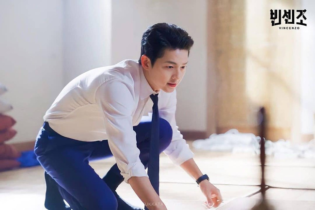 Hậu ly hôn, Song Joong Ki bị chê già nhưng những màn lên đồ hack tuổi của anh chú trong Vincenzo sẽ khiến netizen giật mình nghĩ lại - Ảnh 6.
