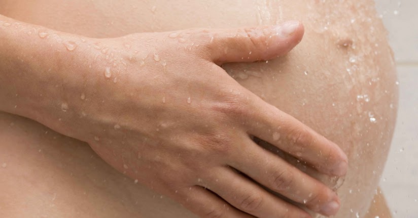 Khi tắm, nữ giới nên vệ sinh kỹ 2 vùng để thúc đẩy quá trình lưu thông máu, giảm bớt tình trạng đau bụng kinh - Ảnh 1.