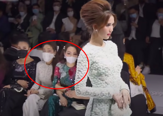 Only now watch: Ngoc Trinh acting arrogantly on the catwalk, Nha Phuong wearing a mask but rolling her eyes and staring intently!  - Photo 4.