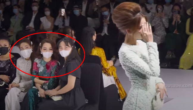 Only now watch: Ngoc Trinh acting arrogantly on the catwalk, Nha Phuong wearing a mask but rolling her eyes and staring intently!  - Photo 5.