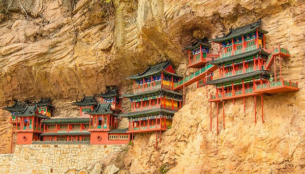 Lạ lùng ngôi chùa nghìn năm tuổi cheo leo trên vách đá ở Trung Quốc: Cả công trình được nâng đỡ bởi vỏn vẹn vài thân gỗ nhưng vững chãi không ngờ - Ảnh 1.