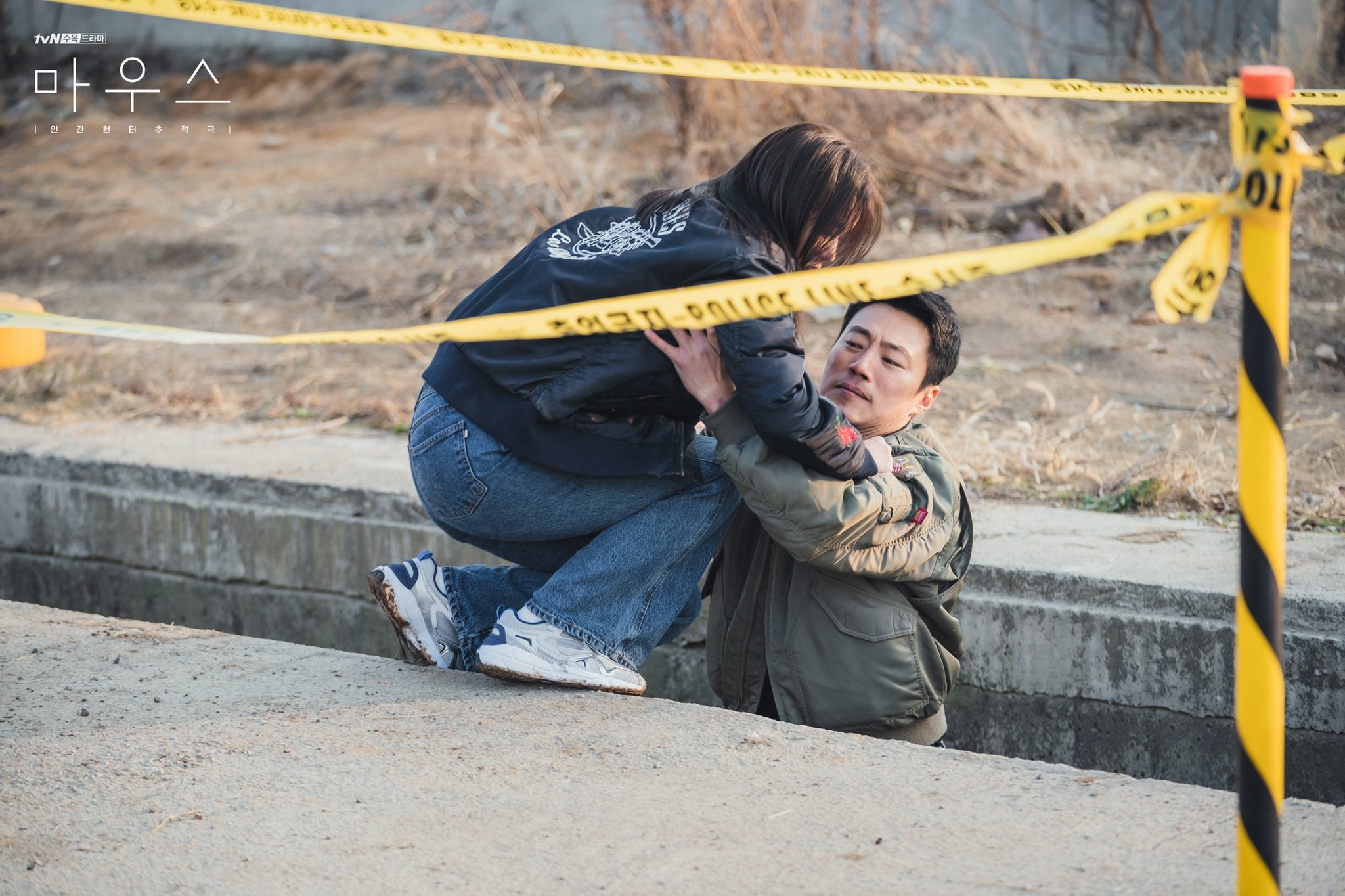 Tốt nghiệp khóa bẻ lái Penthouse thì làm gì: Sang Mouse cứu Lee Seung Gi gấp - Ảnh 1. Tốt nghiệp khóa bẻ lái Penthouse thì làm gì: Sang Mouse cứu Lee Seung Gi gấp - Ảnh 1.