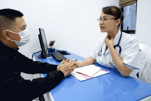 Chữa bướu cổ bằng cách đắp lá, người phụ nữ bị hoại tử, bong tróc da - Ảnh 1.