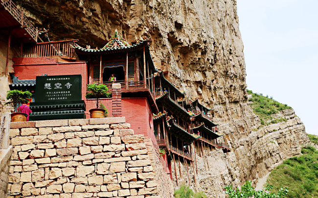Lạ lùng ngôi chùa nghìn năm tuổi cheo leo trên vách đá ở Trung Quốc: Cả công trình được nâng đỡ bởi vỏn vẹn vài thân gỗ nhưng vững chãi không ngờ - Ảnh 2.