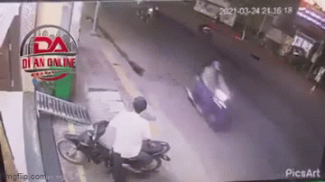 Clip: Gây tai nạn rồi cầm nhầm xe của nạn nhân định bỏ trốn, thanh niên nhận cái kết đắng ngắt ngay sau đó - Ảnh 2. Clip: Gây tai nạn rồi cầm nhầm xe của nạn nhân định bỏ trốn, thanh niên nhận cái kết đắng ngắt ngay sau đó - Ảnh 2.