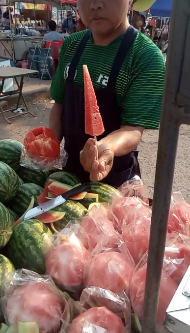 Bất ngờ trước xe dưa hấu ăn liền bán theo kiểu Thái Lan, dân mạng Việt xem xong liền