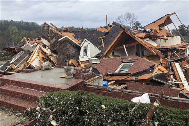 Lốc xoáy kinh hoàng tấn công Alabama (Mỹ), ít nhất 5 người thiệt mạng - Ảnh 1.