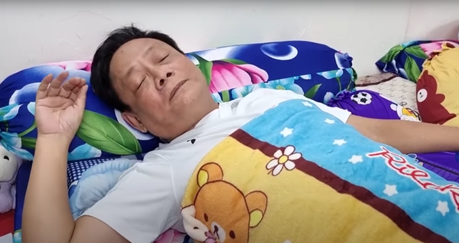 Nghệ sĩ Tấn Hoàng ngất xỉu trên máy bay đã hồi tỉnh: Tôi không chết sớm, tôi sẽ sống dai - Ảnh 3.