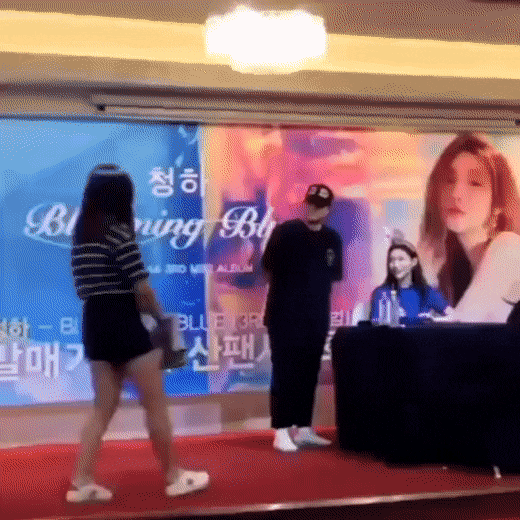Fan bỗng quỳ lạy h&ocirc; to &ldquo;nữ ho&agrave;ng&rdquo; tại buổi fansign của nữ idol Kpop, phản ứng của &ldquo;khổ chủ&rdquo; g&acirc;y ch&uacute; &yacute; - Ảnh 2.