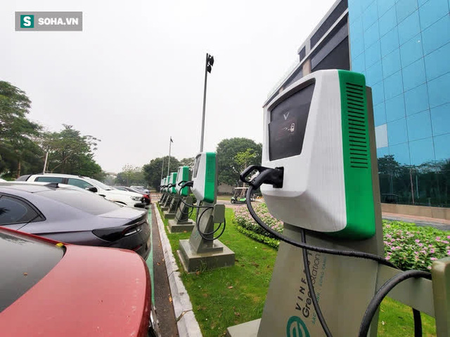 Cận cảnh những trạm sạc nhanh đầu tiên cho ô tô điện VinFast tại Hà Nội - Ảnh 2.