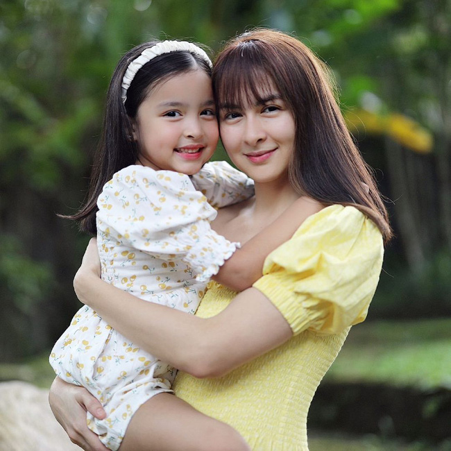 Con gái mỹ nhân đẹp nhất Philippines gây sốt với khoảnh khắc giúp mẹ chăm em - Ảnh 3.