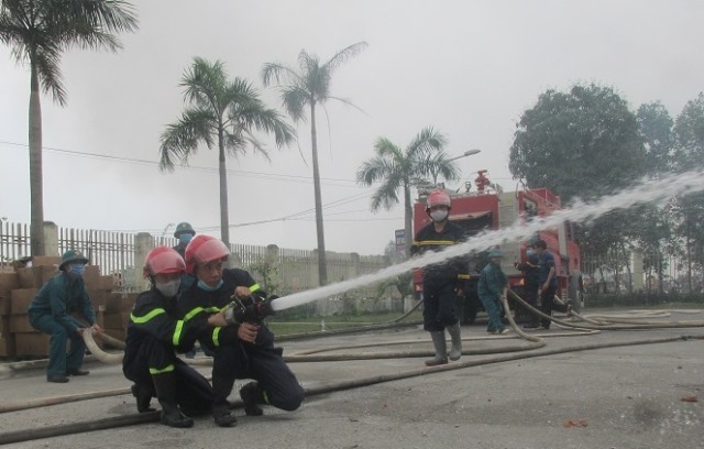 Thanh Hóa: Cháy lớn thiêu rụi nhà xưởng công ty may có quy mô 5.000 lao động - Ảnh 2.