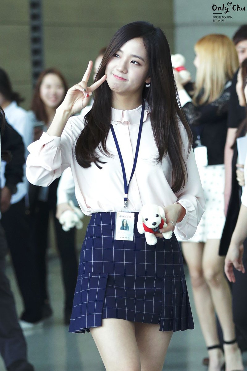 Jisoo l&agrave; cao thủ mix đồ với sơmi, từ style c&ocirc;ng sở k&iacute;n đ&aacute;o đến sexy ng&uacute;t ng&agrave;n đều c&acirc;n được hết - Ảnh 1.