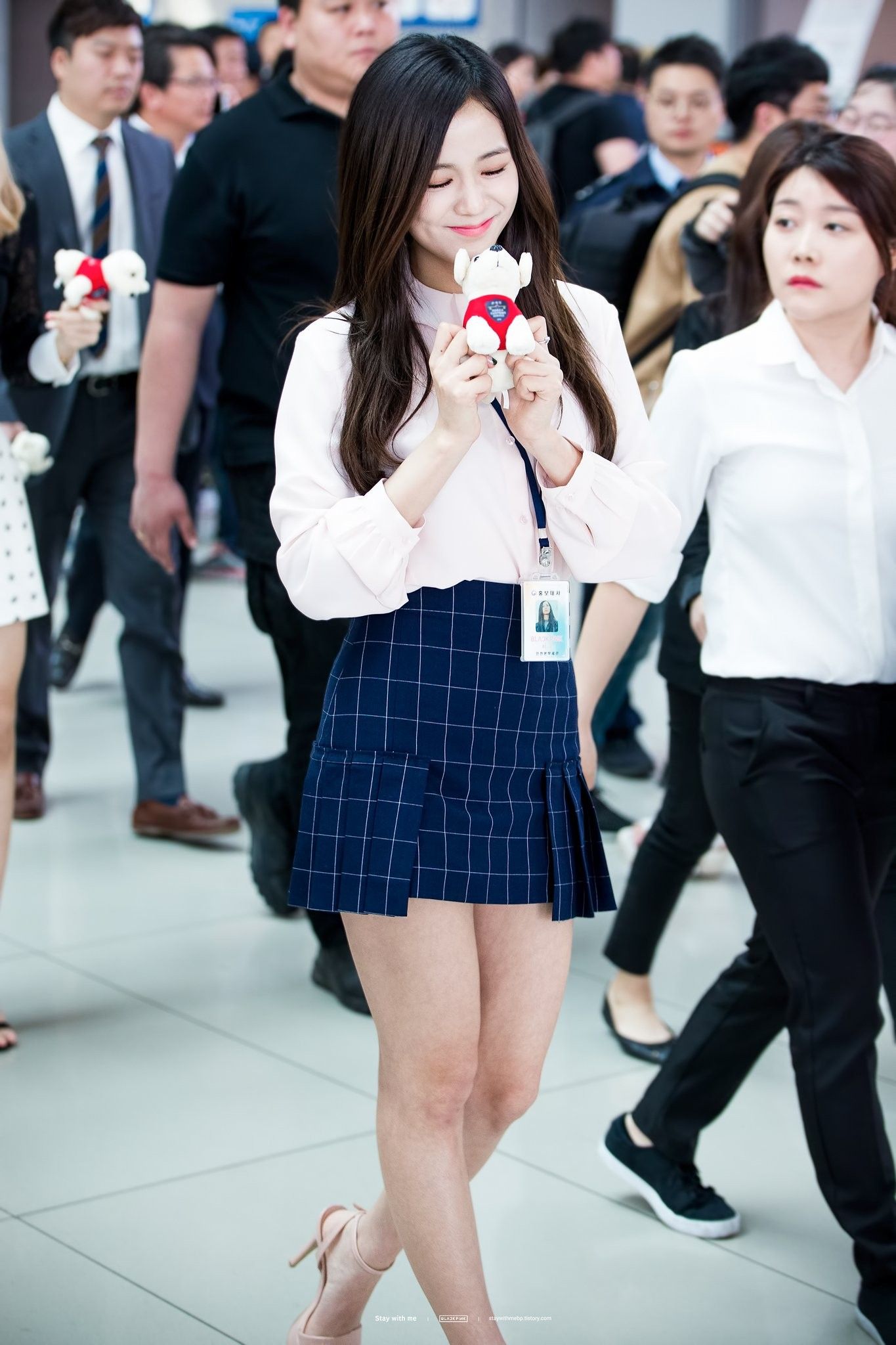 Jisoo l&agrave; cao thủ mix đồ với sơmi, từ style c&ocirc;ng sở k&iacute;n đ&aacute;o đến sexy ng&uacute;t ng&agrave;n đều c&acirc;n được hết - Ảnh 2.