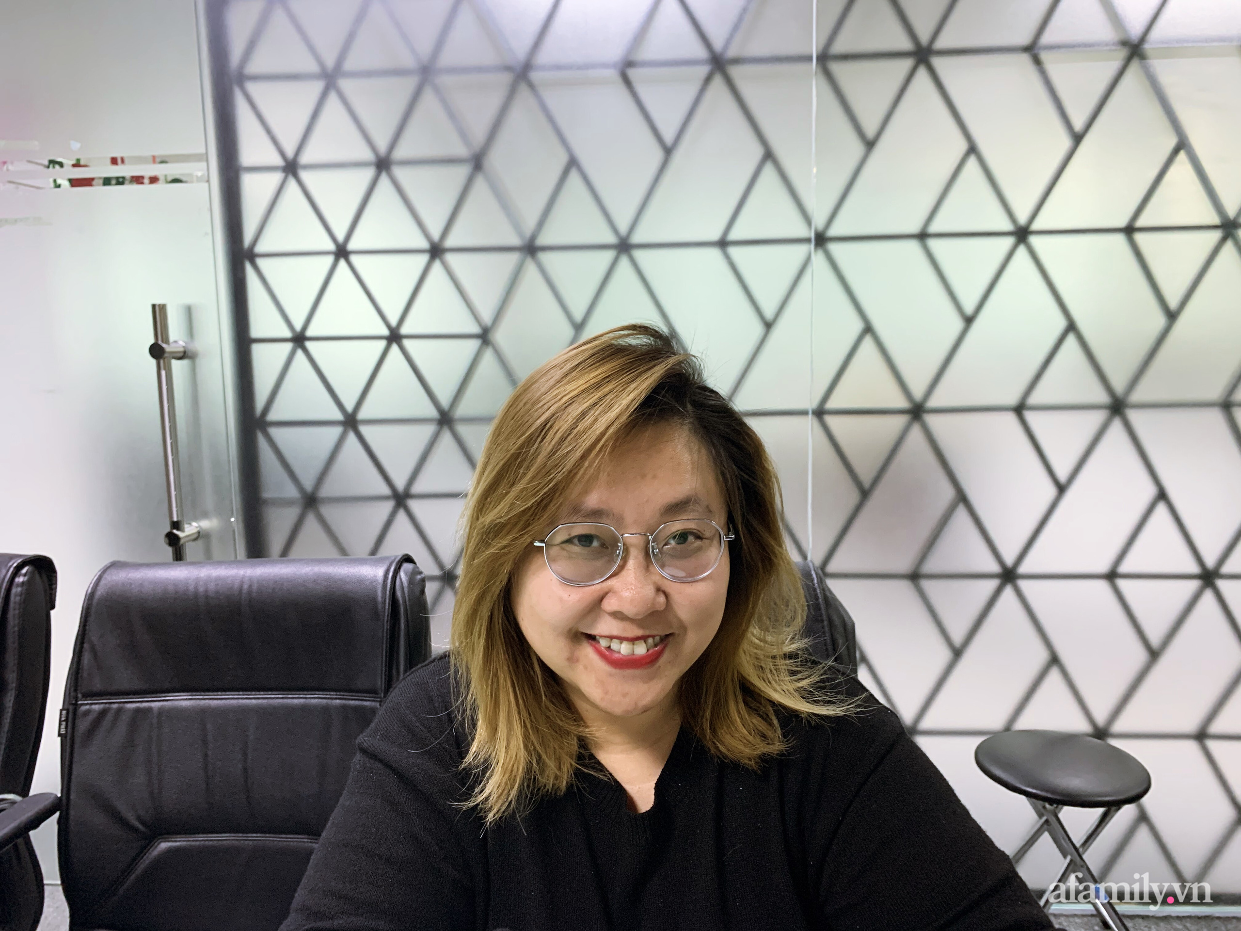 D&ugrave;ng thử kẹp phồng ch&acirc;n t&oacute;c hot hit: Sử dụng đơn giản, quảng c&aacute;o gi&uacute;p thăng hạng nhan sắc nhưng liệu c&oacute; n&ecirc;n sắm? - Ảnh 11.