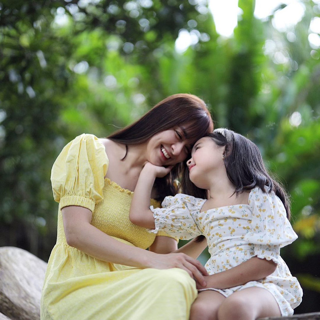 Con gái mỹ nhân đẹp nhất Philippines gây sốt với khoảnh khắc giúp mẹ chăm em - Ảnh 6.