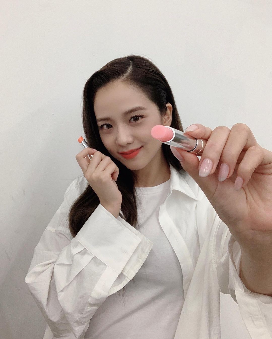 Jisoo l&agrave; cao thủ mix đồ với sơmi, từ style c&ocirc;ng sở k&iacute;n đ&aacute;o đến sexy ng&uacute;t ng&agrave;n đều c&acirc;n được hết - Ảnh 5.