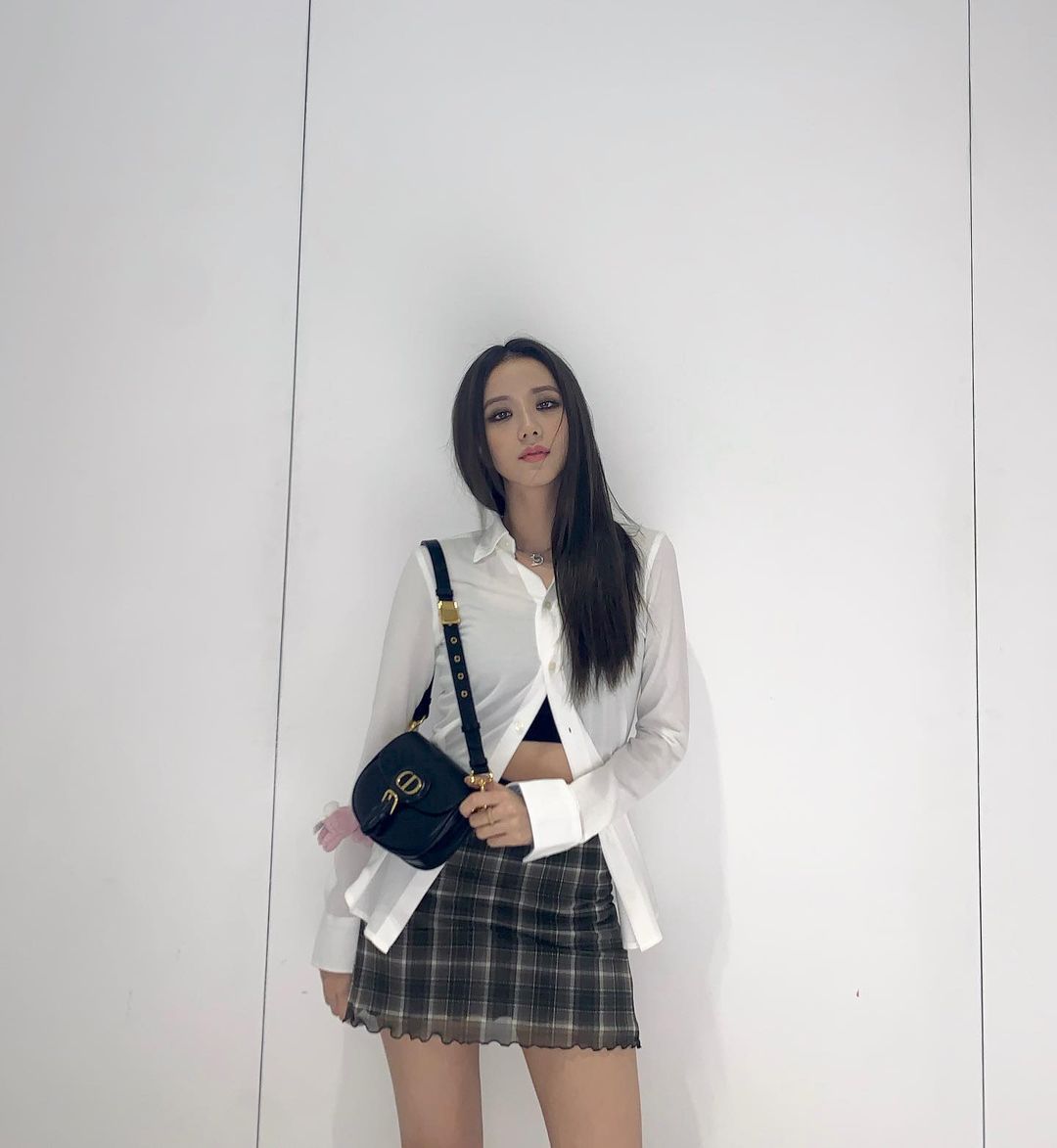 Jisoo l&agrave; cao thủ mix đồ với sơmi, từ style c&ocirc;ng sở k&iacute;n đ&aacute;o đến sexy ng&uacute;t ng&agrave;n đều c&acirc;n được hết - Ảnh 6.