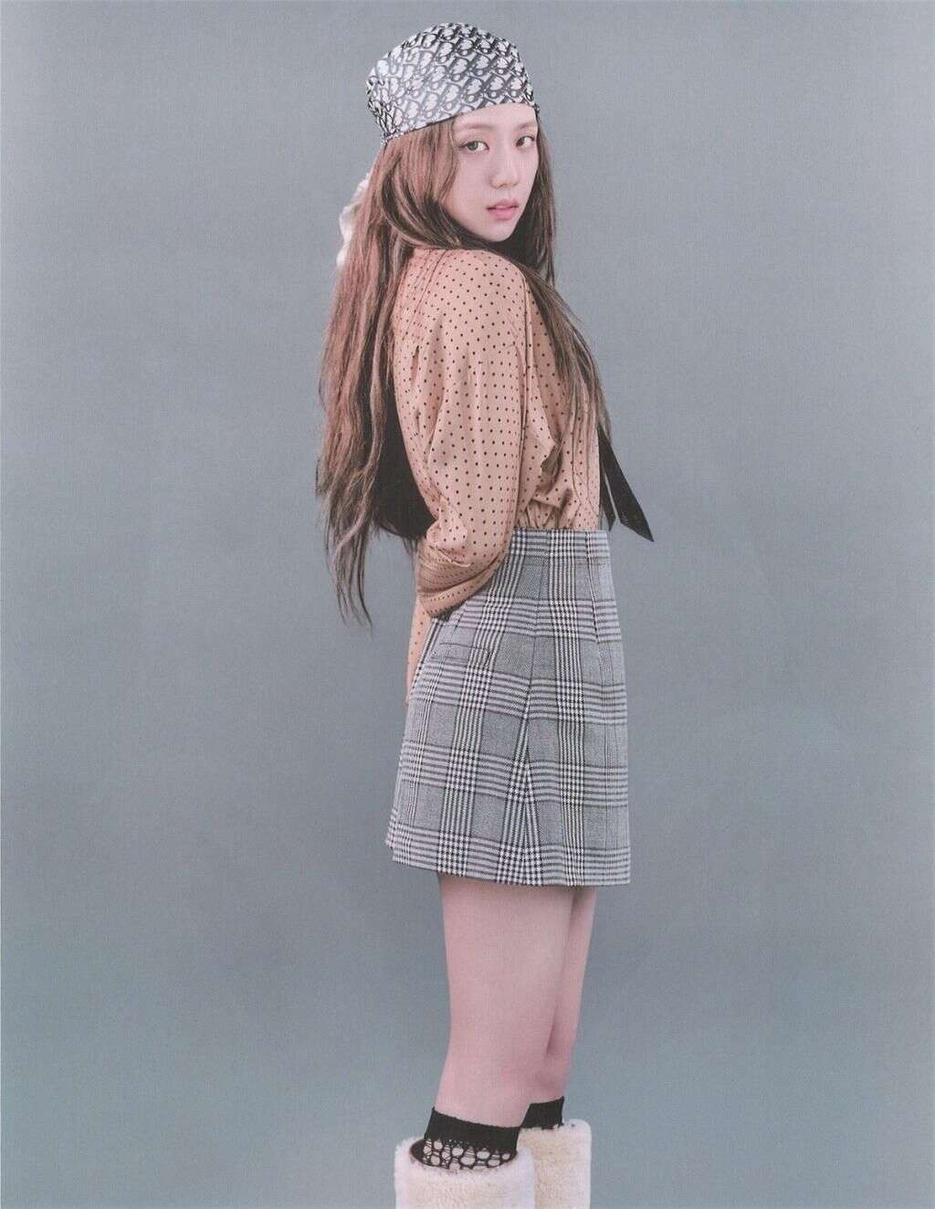 Jisoo l&agrave; cao thủ mix đồ với sơmi, từ style c&ocirc;ng sở k&iacute;n đ&aacute;o đến sexy ng&uacute;t ng&agrave;n đều c&acirc;n được hết - Ảnh 8.