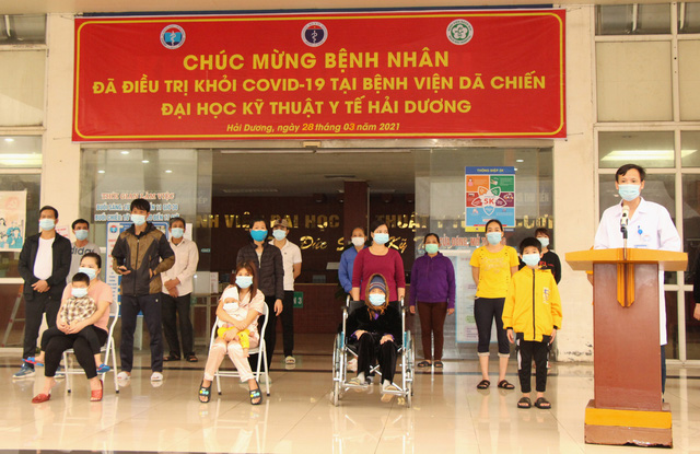 Niềm vui của bệnh nh&acirc;n mắc COVID-19 được điều trị khỏi trước thời khắc Bệnh viện D&atilde; chiến số 2 Hải Dương giải thể - Ảnh 1.