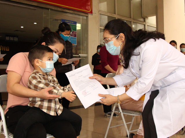 Niềm vui của bệnh nh&acirc;n mắc COVID-19 được điều trị khỏi trước thời khắc Bệnh viện D&atilde; chiến số 2 Hải Dương giải thể - Ảnh 4.