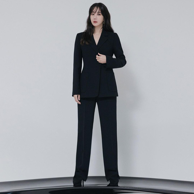 Chị đẹp Lee Ji Ah (Penthouse) lên đồ công sở đơn giản mà thanh lịch tuyệt đối, chị em nào cũng có thể học theo - Ảnh 5.