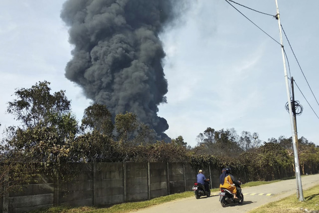 Hỏa hoạn nghiêm trọng tại nhà máy lọc dầu ở Indonesia, 5 người bị thương, hàng trăm người phải sơ tán - Ảnh 2.