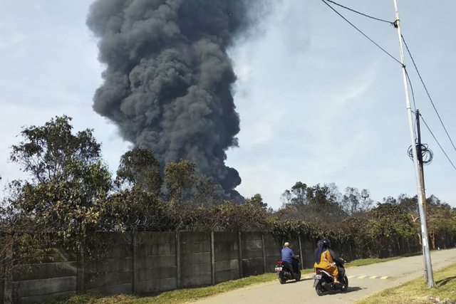 Hỏa hoạn nghi&ecirc;m trọng tại nh&agrave; m&aacute;y lọc dầu ở Indonesia, 5 người bị thương, h&agrave;ng trăm người phải sơ t&aacute;n - Ảnh 2.