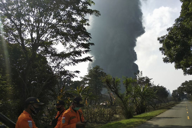 Hỏa hoạn nghiêm trọng tại nhà máy lọc dầu ở Indonesia, 5 người bị thương, hàng trăm người phải sơ tán - Ảnh 1.