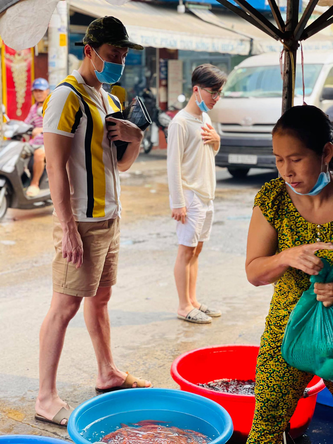 Ra đường là cá mập thần thái ngút ngàn, Shark Khoa khi ở nhà bỗng biến thành cá con cực đảm đang tháo vát - Ảnh 9.