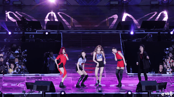 Netizen đao Clip Blackpink Rơi Vao San Khấu Thiếu Chuyen Nghiệp