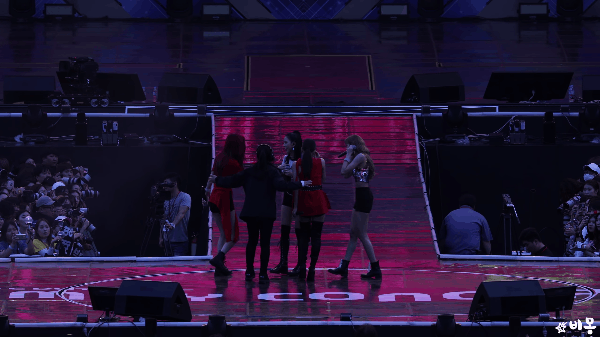 Netizen đao Clip Blackpink Rơi Vao San Khấu Thiếu Chuyen Nghiệp