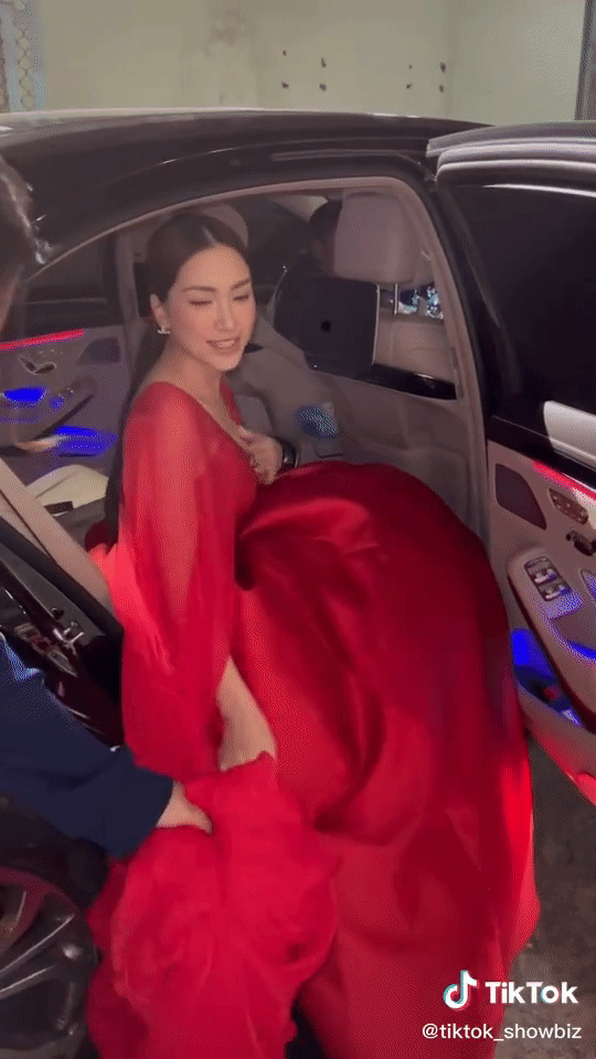 Cô gái 1m55 Hoà Minzy chẳng ngại khoe cận cảnh đôi siêu cao gót 23 phân, nặng trình trịch thế này đi được đúng tài! - Ảnh 4. Cô gái 1m55 Hoà Minzy chẳng ngại khoe cận cảnh đôi siêu cao gót 23 phân, nặng trình trịch thế này đi được đúng tài! - Ảnh 4.