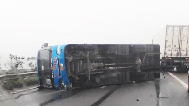 Xe khách bị lật ở cao tốc Nội Bài, 6 người thoát chết trong gang tấc - Ảnh 1.
