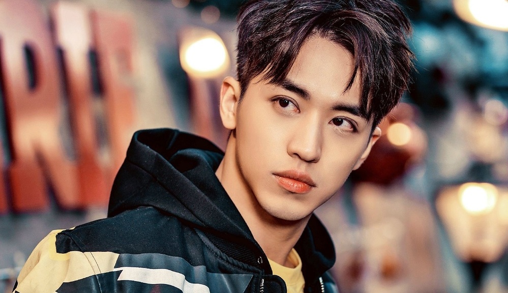 Fan phẫn nộ khi thành viên nhóm X-Nine bị lừa uống nước sơn, đệm gối của Hứa Ngụy Châu có giấu kim bên trong - Ảnh 1. Fan phẫn nộ khi thành viên nhóm X-Nine bị lừa uống nước sơn, đệm gối của Hứa Ngụy Châu có giấu kim bên trong - Ảnh 1.