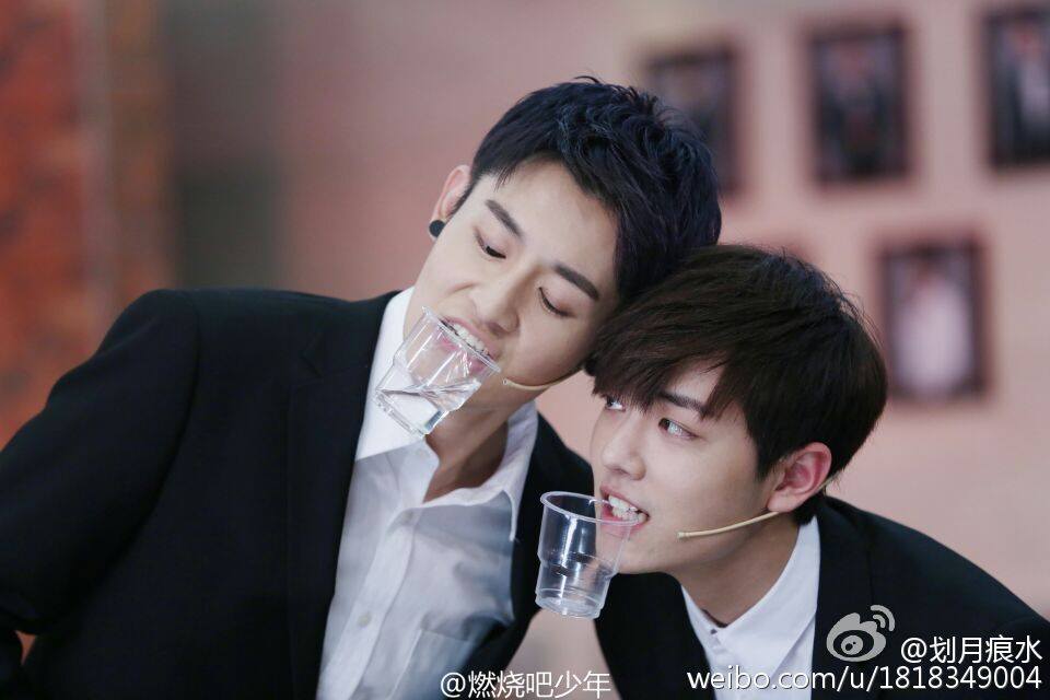 Fan phẫn nộ khi thành viên nhóm X-Nine bị lừa uống nước sơn, đệm gối của Hứa Ngụy Châu có giấu kim bên trong - Ảnh 6. Fan phẫn nộ khi thành viên nhóm X-Nine bị lừa uống nước sơn, đệm gối của Hứa Ngụy Châu có giấu kim bên trong - Ảnh 6.