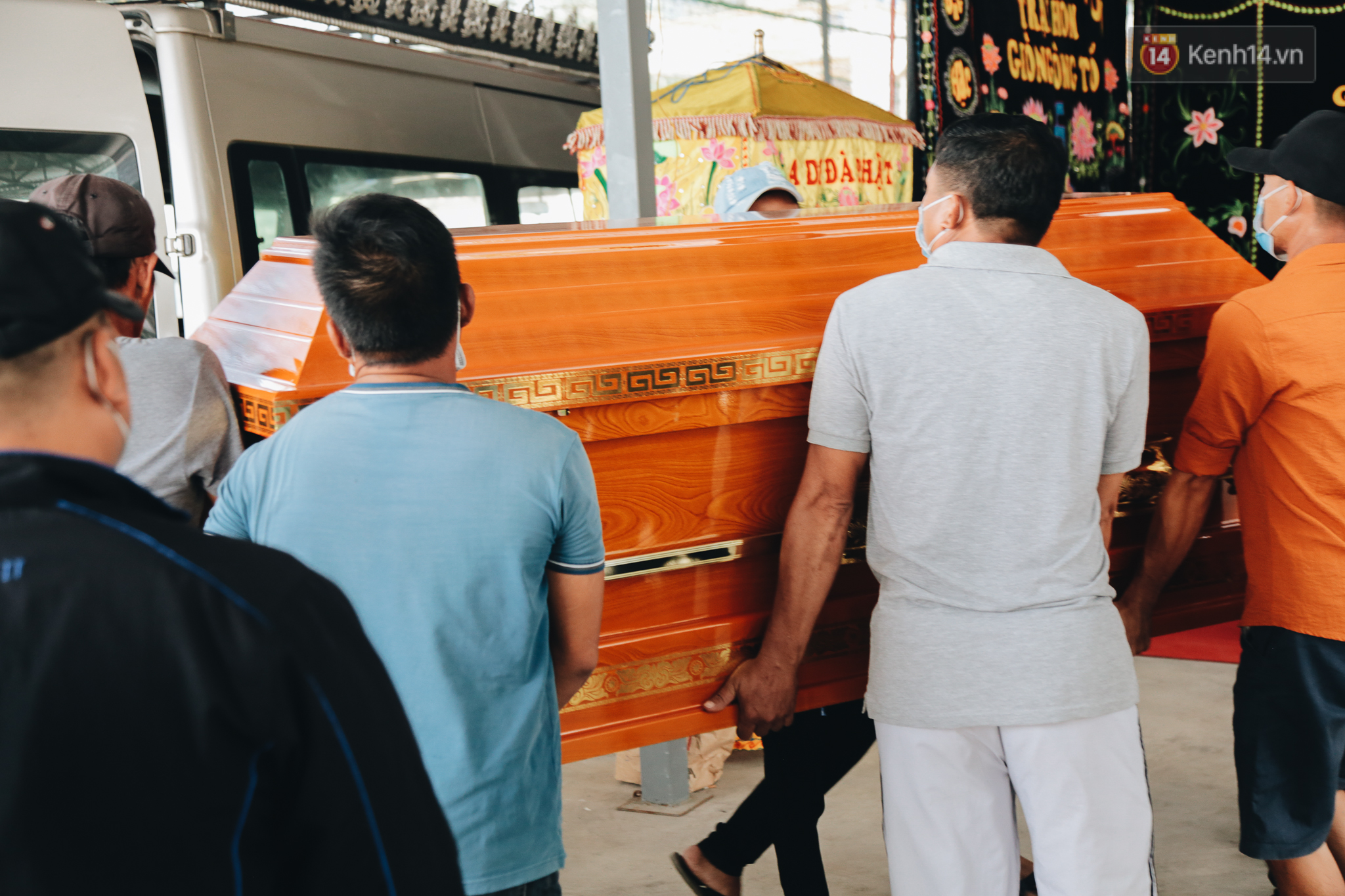 Photo: Relatives looking at 6 coffins drowned brought from the funeral home - Photo 5.