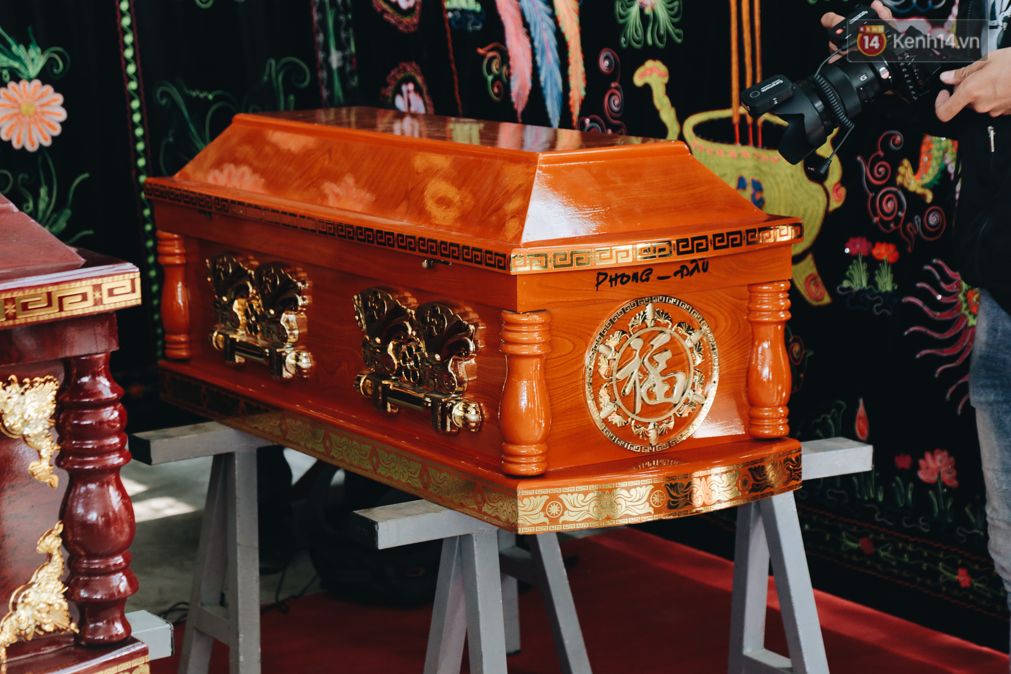 Photo: Relatives looking at drowned 6 coffins brought from the funeral home - Photo 9.